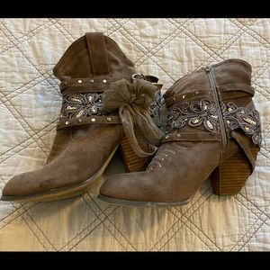 Ankle height cowboy boots with embellishments